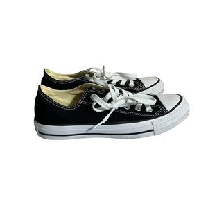 Converse NWOT Women’s Chuck Taylor Low Top Sneakers Black and White 6.5